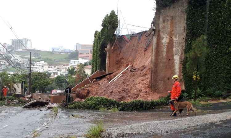 ''Ouvi um barulho muito alto'', diz mulher sobre queda de muro no Bairro São Bento -  Paulo Filgueiras/EM/D.A Press