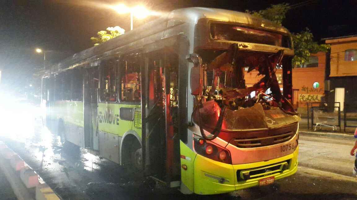 Ônibus incendiados na Avenida Carlos Luz interditam trânsito na Região Noroeste - Tulio Santos/EM/DA Press