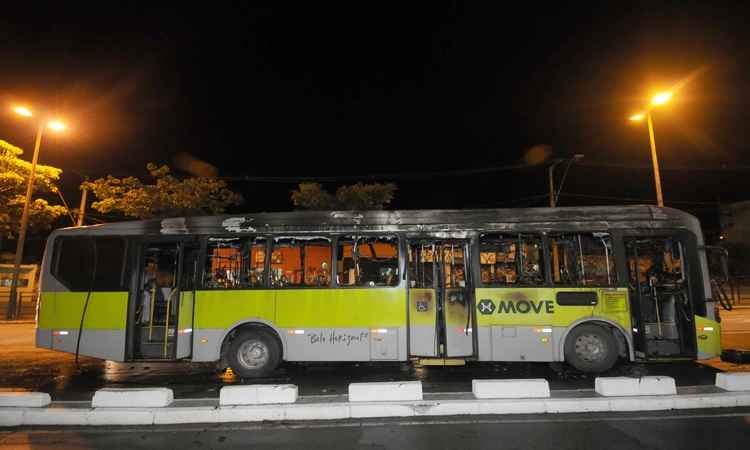 Incêndio criminoso em ônibus seria retaliação por morte de jovem em vila de BH - Túlio Santos/EM/D.A.Press