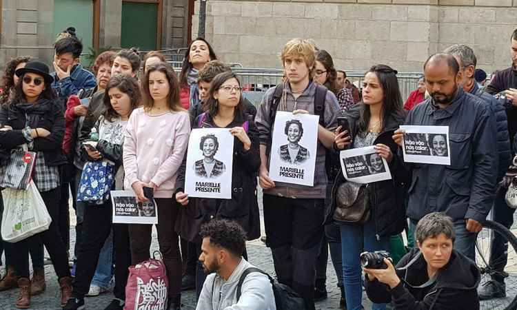 Barcelona reúne manifestantes em repúdio ao assassinato de Marielle - Lola Casal