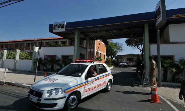 Homem embriagado bate carro roubado em árvore próximo a Batalhão da PM em BH - Marcos Michelin/EM/D.A Press