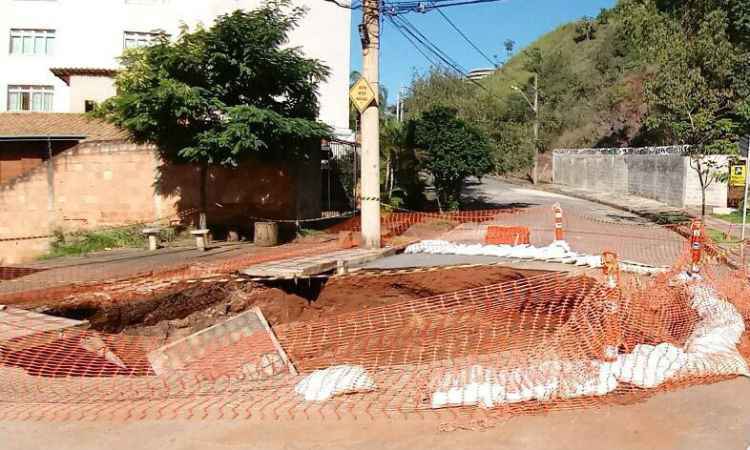 Técnicos da Secretaria de Obras fazem vistoria em cratera no Bairro Santa Lúcia - BHTrans/Divulgação