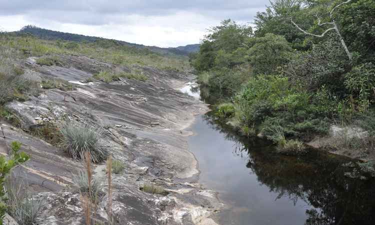 Copasa e Fundação Banco do Brasil firmam acordo para preservação de nascentes e mananciais - Na foto, nascente do Rio Jequitinhonha, próximo a Serro, a beira da rodovia MG-259.