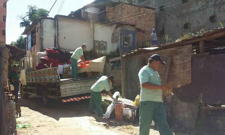 Oficiais de Justiça notificam famílias que ainda não deixaram casas na BR-356  - Paulo Filgueiras/ EM/ D.A Press