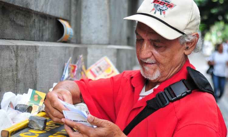 Mega-Sena pode pagar cerca de R$ 25 milhões neste sábado - Alexandre Guzanshe/EM/D.A press