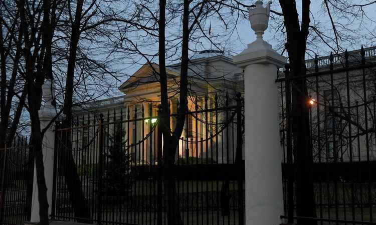 EUA e países europeus expulsam em massa diplomatas russos após morte de ex-espião - JANEK SKARZYNSKI