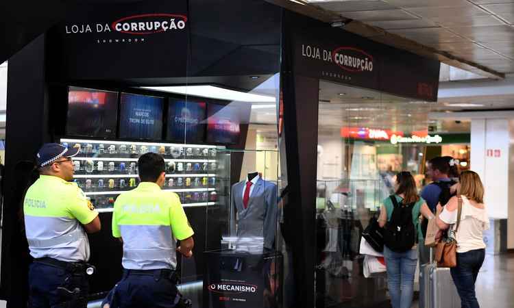 Netflix abre rede de 'lojas da corrupção' em aeroportos do Brasil - EVARISTO SA / AFP