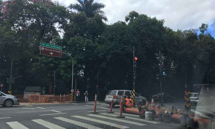 Obra perto do Viaduto Santa Tereza é interrompida por conta do trânsito - João Henrique do Vale/EM/DA Press