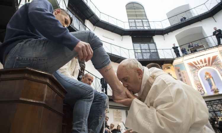 Papa lava os pés de presos não católicos - AFP PHOTO / VATICAN MEDIA