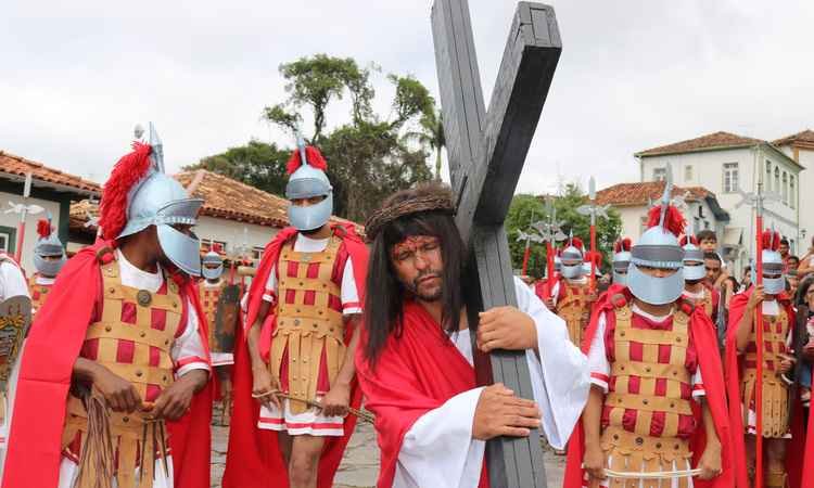 Centenas de católicos acompanham encenação da via-sacra em Diamantina  - Regiane Sampaio/ divulgação