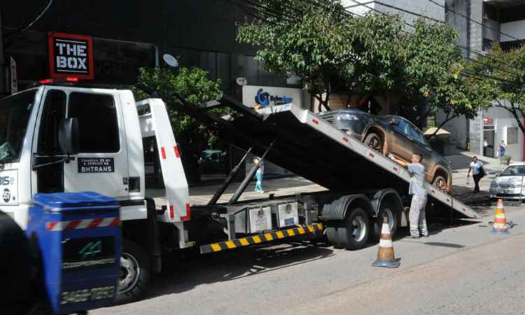 Mais de 500 veículos são rebocados por mês em BH por estacionar em locais proibidos - Paulo Filgueiras/EM/D.A.Press