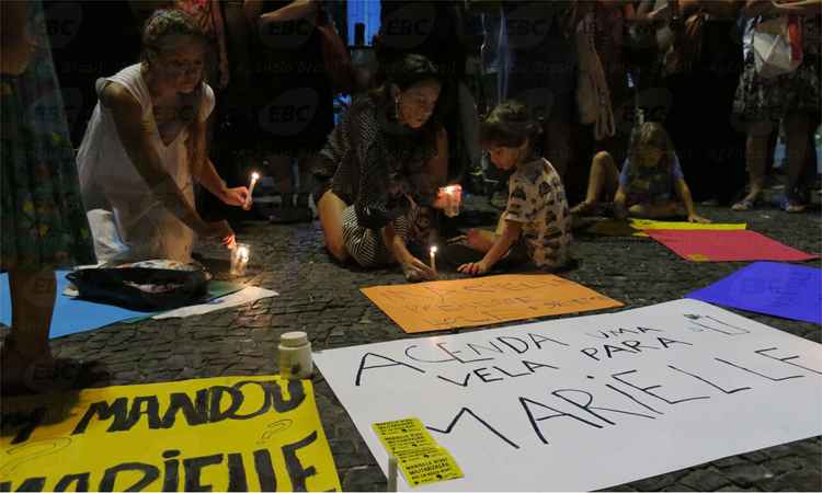 Manifestantes acendem velas para Marielle e Anderson no Brasil e no exterior - Vladimir Platonow/Agência Brasil