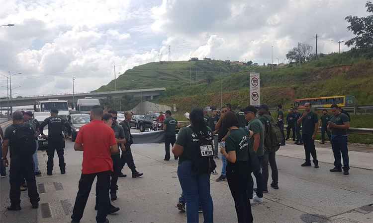 Agentes socioeducativos fazem protesto na MG-010 - Sindsisemg/Divulgação