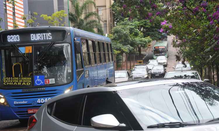 Obras na Av. Mário Werneck deixam trânsito intenso em ruas do Bairro Buritis - Jair Amaral/EM/DA Press
