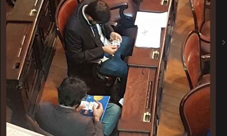 Assessores de deputados usam plenário da Assembleia para trocar figurinhas da Copa - Reprodução Twitter