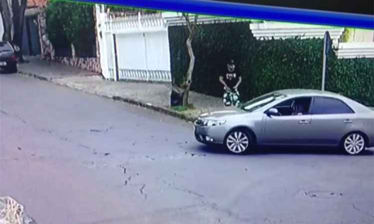 Assaltantes trocam tiros com a PM e um invade carro em movimento na Pampulha - Reprodução da internet/Youtube/PM Divulgação