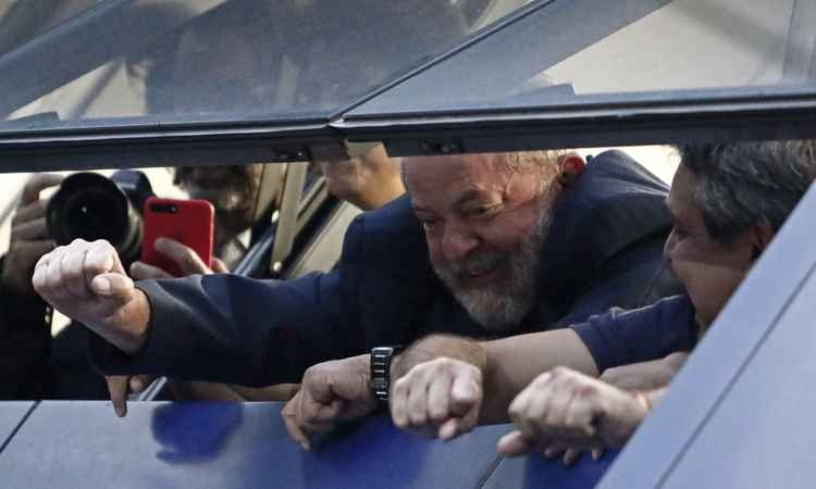 Lula pretende se entregar neste sábado em São Paulo, após missa para Marisa Letícia - Miguel SCHINCARIOL / AFP
