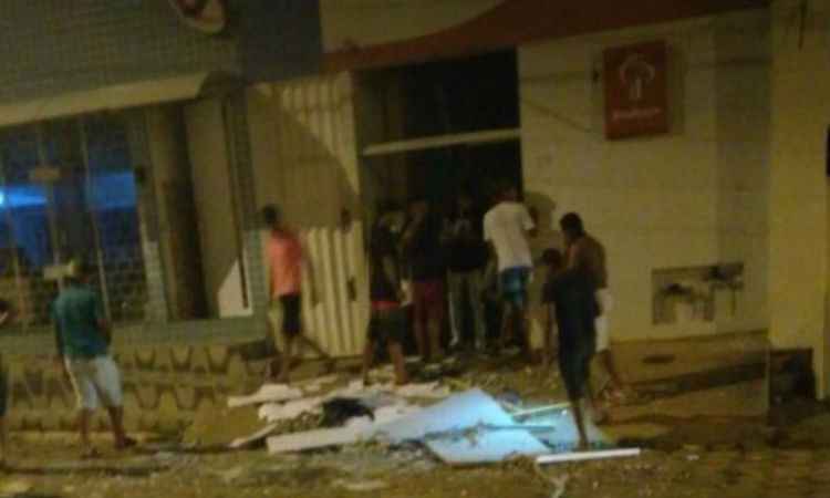 Criminosos atiram para o alto e explodem banco em cidade no interior de Minas - Polícia Militar/Divulgação
