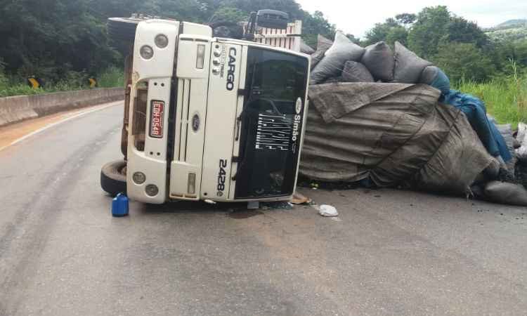 Caminhão carregado com carvão tomba e complica trânsito na BR-381 - Reprodução / WhatsApp
