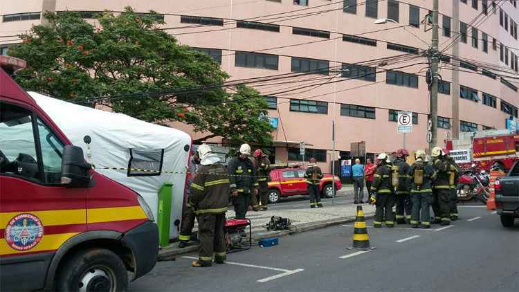 Bombeiros fazem simulação de incêndio em hospital de Nova Lima  - Jair Amaral/EM/DA Press