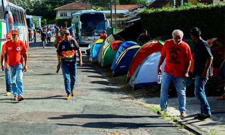 Apoiadores de Lula prometem ficar acampados por meses - HEULER ANDREY