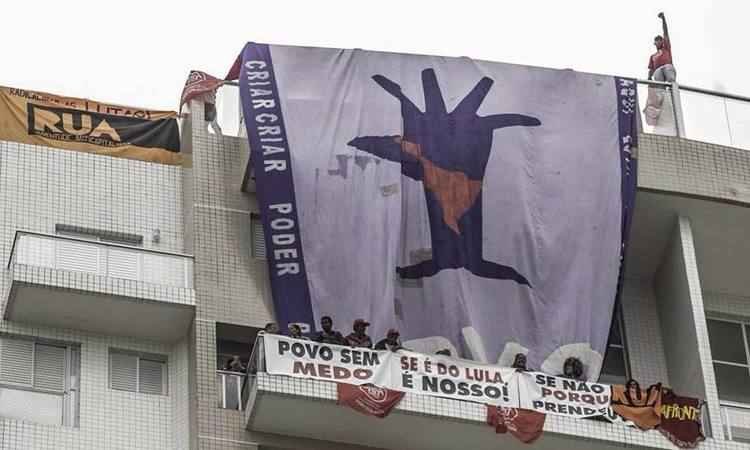 Manifestantes desocupam triplex atribuído ao ex-presidente Lula  - Mídia Ninja/Divulgação