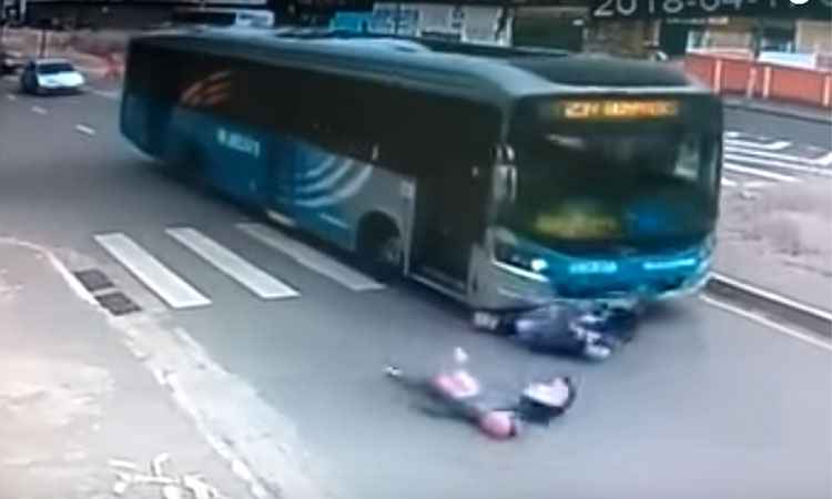 Mulher morre em acidente entre ônibus e moto em Ribeirão das Neves; veja vídeo - Câmeras de segurança/Reprodução