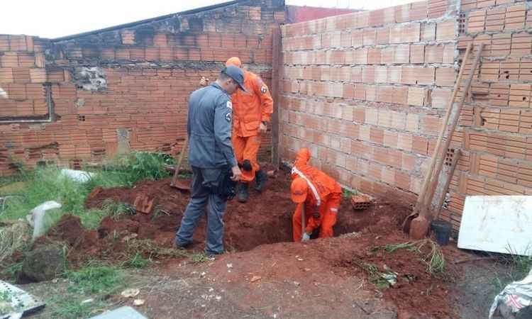 Bombeiros resgatam corpo enterrado em casa de Uberaba - Corpo de Bombeiros/Divulgação