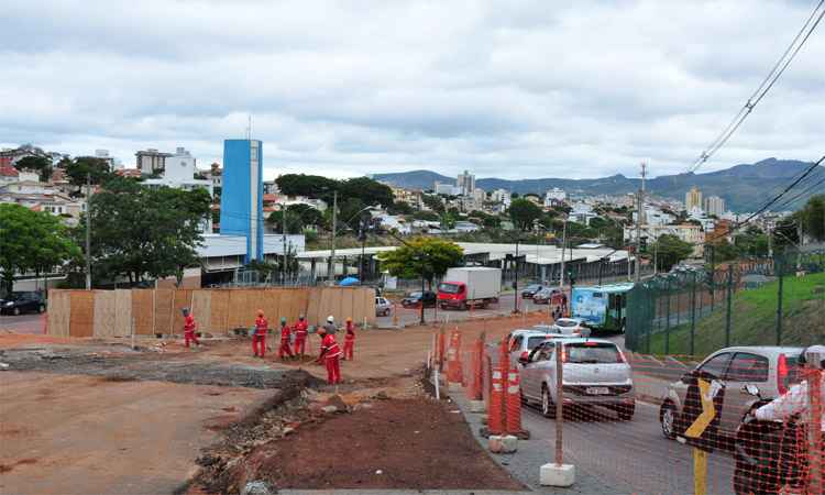 Obras da Via 710 fecham trecho de via no Bairro Santa Inês, em BH - Ramon Lisboa/ EM/ D.A Press 