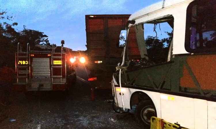 Batida entre caminhão e micro-ônibus deixa 11 vítimas na Região Central de Minas - Reprodução/WhatsApp