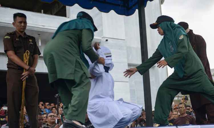 Casais apaixonados e prostitutas são punidos com chicotadas em público na Indonésia - CHAIDEER MAHYUDDIN / AFP