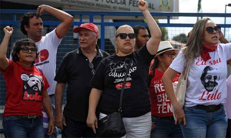 Aliados organizam aulas de ioga e partidas de futebol para manter 'vigília' a Lula - Mauro Pimentel/AFP