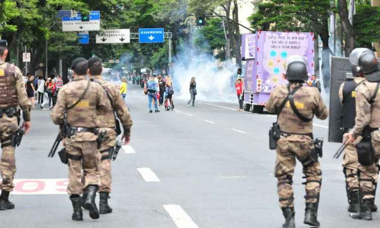 Sindicância vai apurar se houve excessos da PM em protesto de professores em BH - Gladyston Rodrigues/EM/D.A.Press