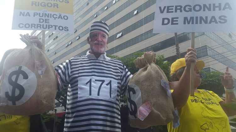 Manifestantes pedem prisão de Azeredo em frente ao TJMG - Leandro Couri/ EM/DA Press