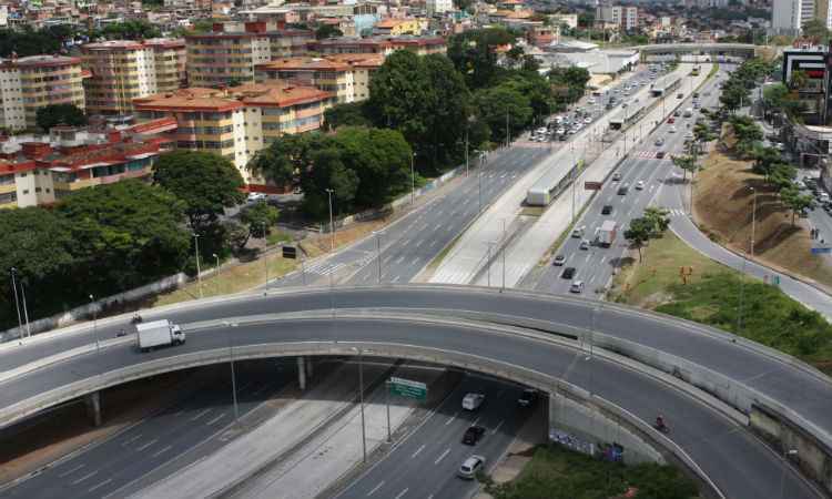 Obras no Viaduto Angola interditam mais uma vez a Avenida Antônio Carlos - Edesio Ferreira/EM/D.A Press