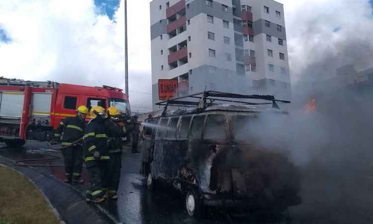 Kombi pega fogo no Bairro União, em BH - Corpo de Bombeiros/Divulgação