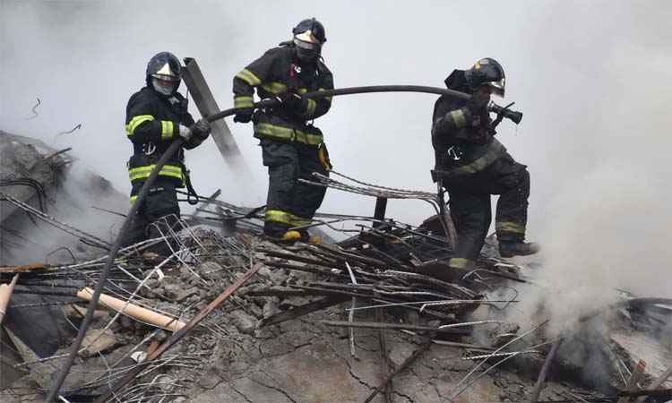 Bombeiros passam a usar máquinas para retirar escombros do prédio que desabou em SP - NELSON ALMEIDA / AFP
