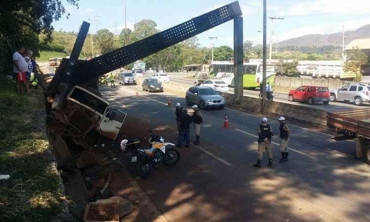 Caminhão derruba radar e fecha Anel Rodoviário, em BH - Edésio Ferreira/ EM/ D.A/ Press 