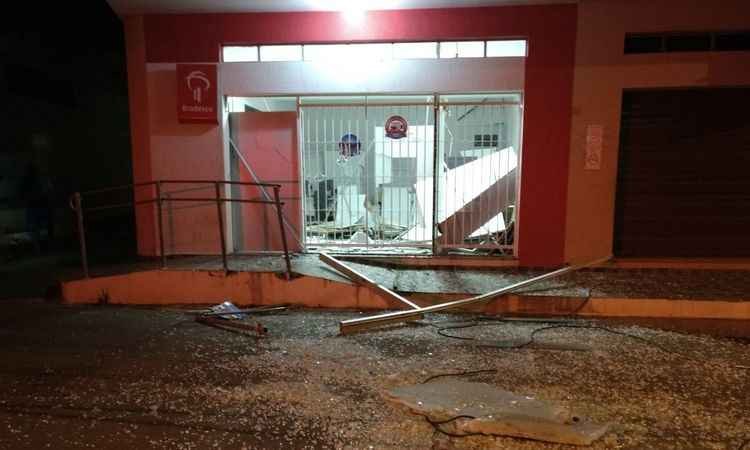 Bandidos explodem caixas eletrônicos e fazem reféns em Nazareno - Internet/ Whatsapp/ Divulgação