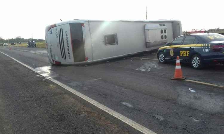Colisão frontal entre carro e ônibus deixa 9 mortos no Paraná - PRF-PR/Divulgação 