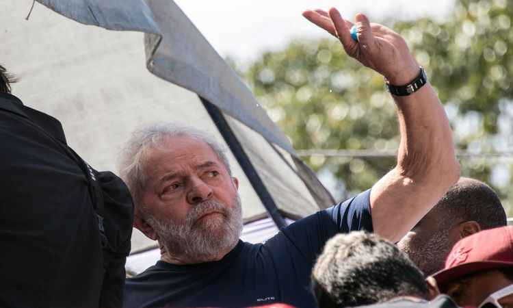 Após encontro, Leonardo Boff diz que Lula continua 'candidatíssimo' -  AFP / NELSON ALMEIDA 