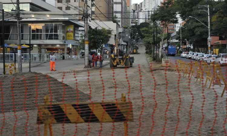 Obra provoca mudança em linhas de ônibus no Bairro Buritis - Juarez Rodrigues/EM/DA Press