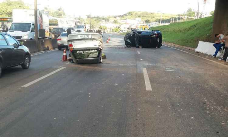 Carros capotam após batida e deixam três feridos na BR-381 - Polícia Rodoviária Federal (PRF) / Divulgação