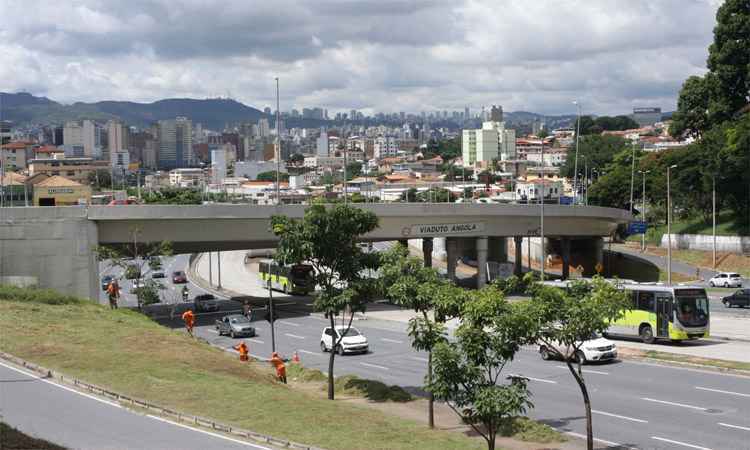 Pista para ônibus sobre o Viaduto Angola, na Av. Antônio Carlos, será liberada hoje - Edesio Ferreira/EM/DA Press - 27/02/2018