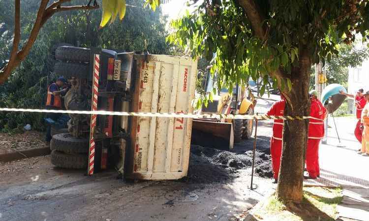 Caminhão com asfalto quente tomba no Buritis e deixa dois feridos; veja vídeo - Juarez Rodrigues/EM/D.A Press. 