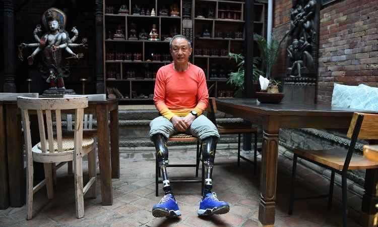 Amputado das duas pernas, chinês chega ao cume do Everest - PRAKASH MATHEMA / AFP