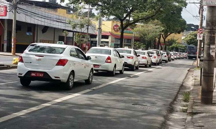 Protesto: taxistas pedem regulamentação de apps de transporte em BH - Paulo Filgueiras/ EM/ D.A Press