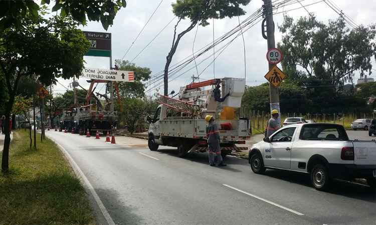 Ônibus bate em poste e parte do Bairro Horto fica sem luz - Edésio Ferreira/EM/DA Press