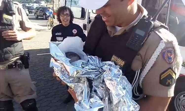 Mulher da à luz com ajuda de policial militar na Pampulha - Reprodução da internet