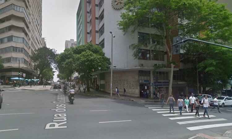 Homem tenta roubar fiação, fica preso em bueiro e pede socorro a pedestres - Google Street View/Reprodução
